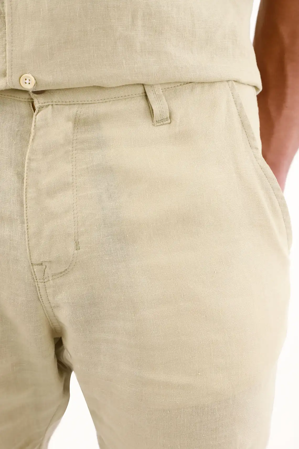 Straight fit chino shorts with side pockets in beige linen for men - Image 4
