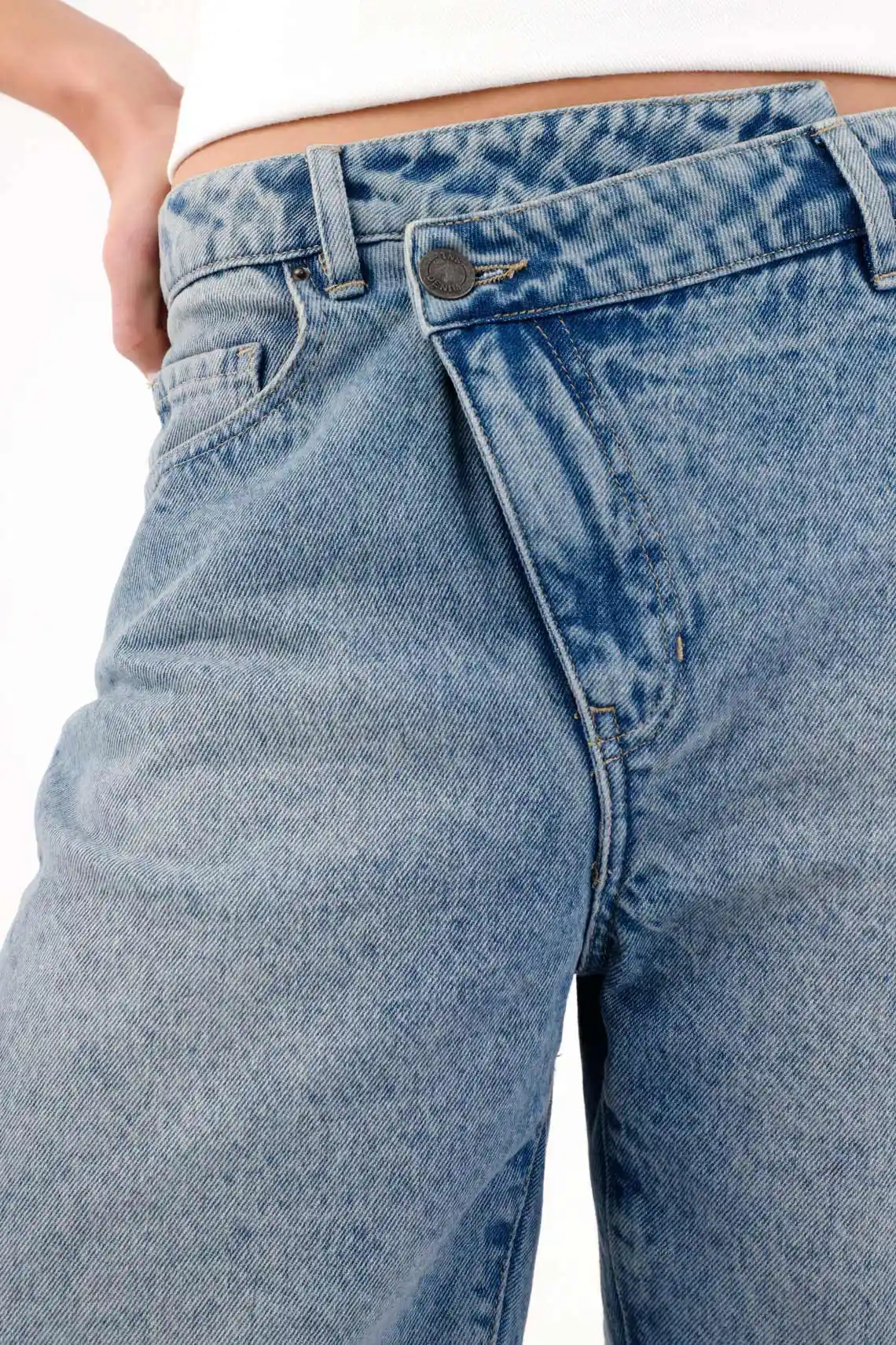 Relaxed fit Bermuda shorts with knee-length in light blue cotton for women - Image 3