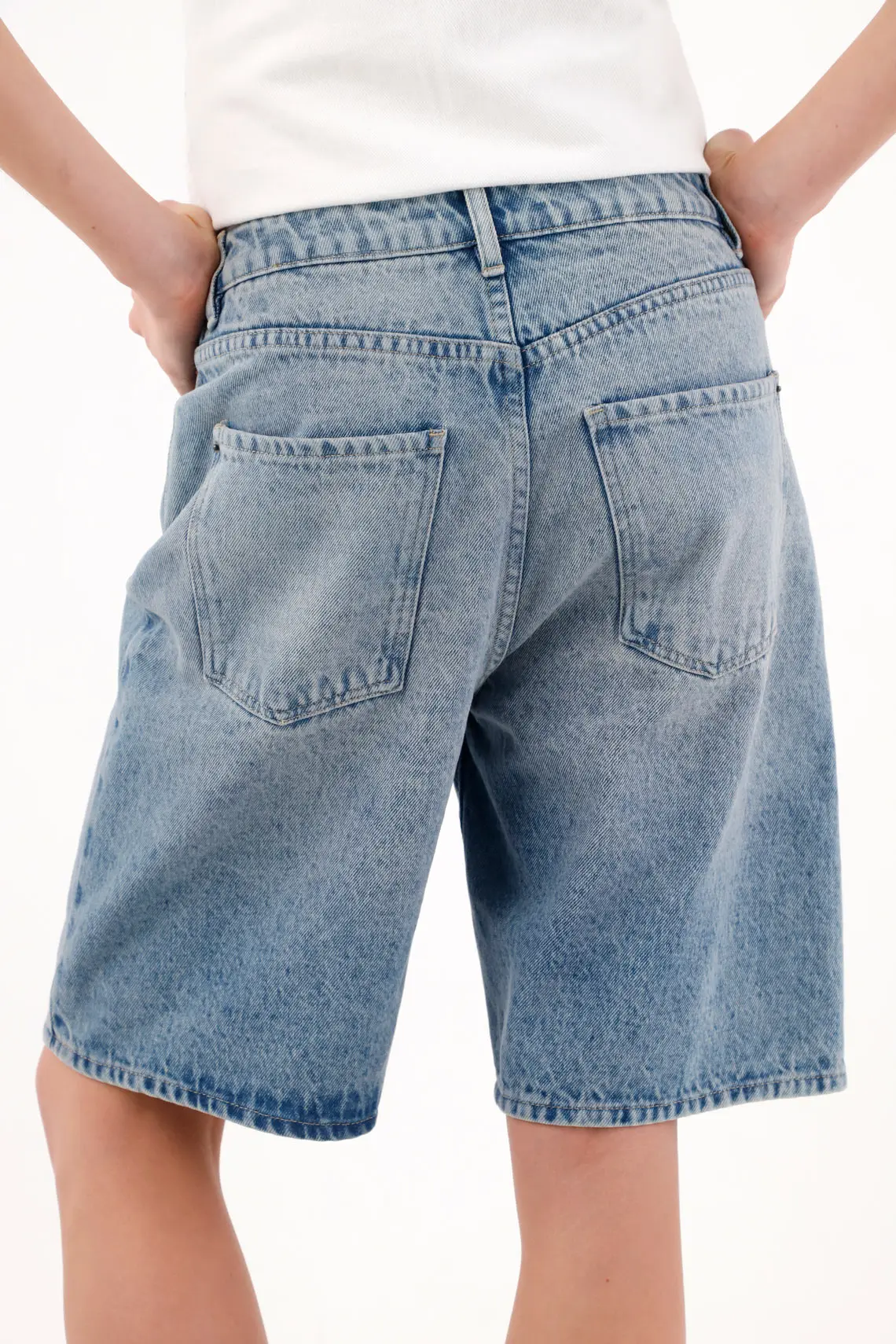 Relaxed fit Bermuda shorts with knee-length in light blue cotton for women - Image 4