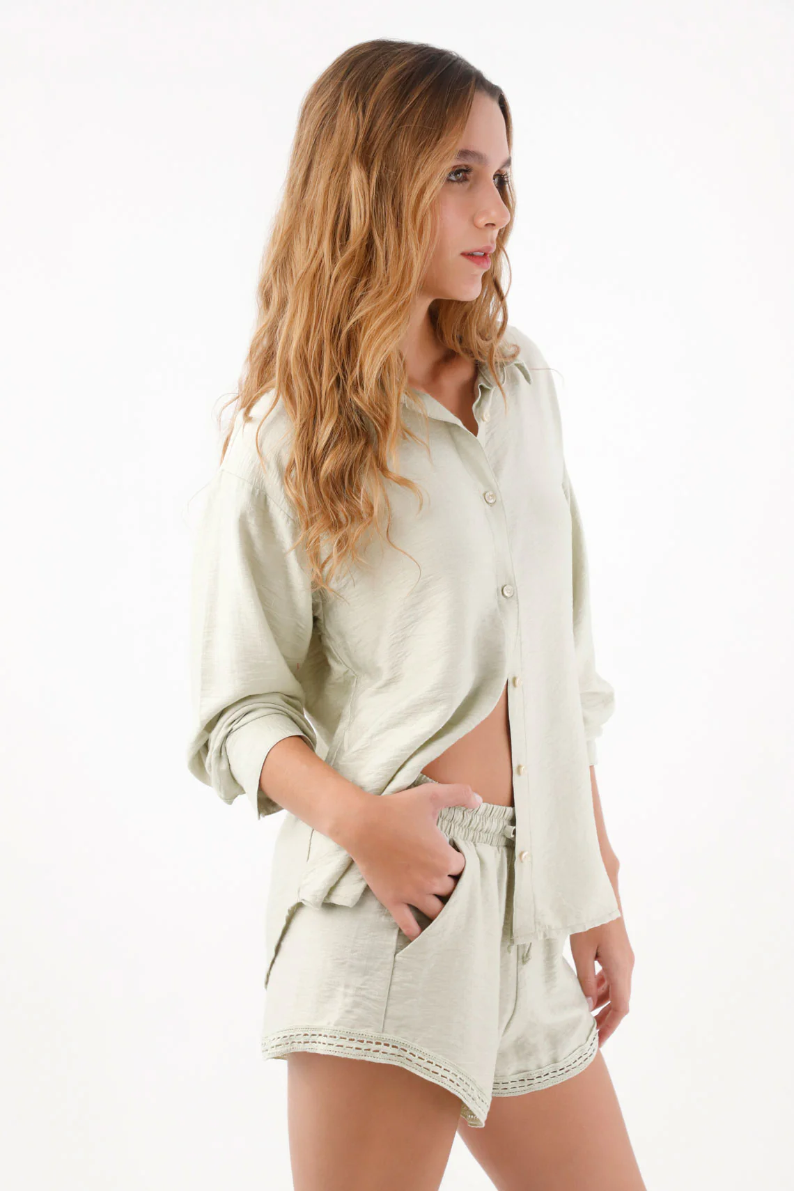 Bermuda for women in sage viscose with relaxed fit and lace trim
