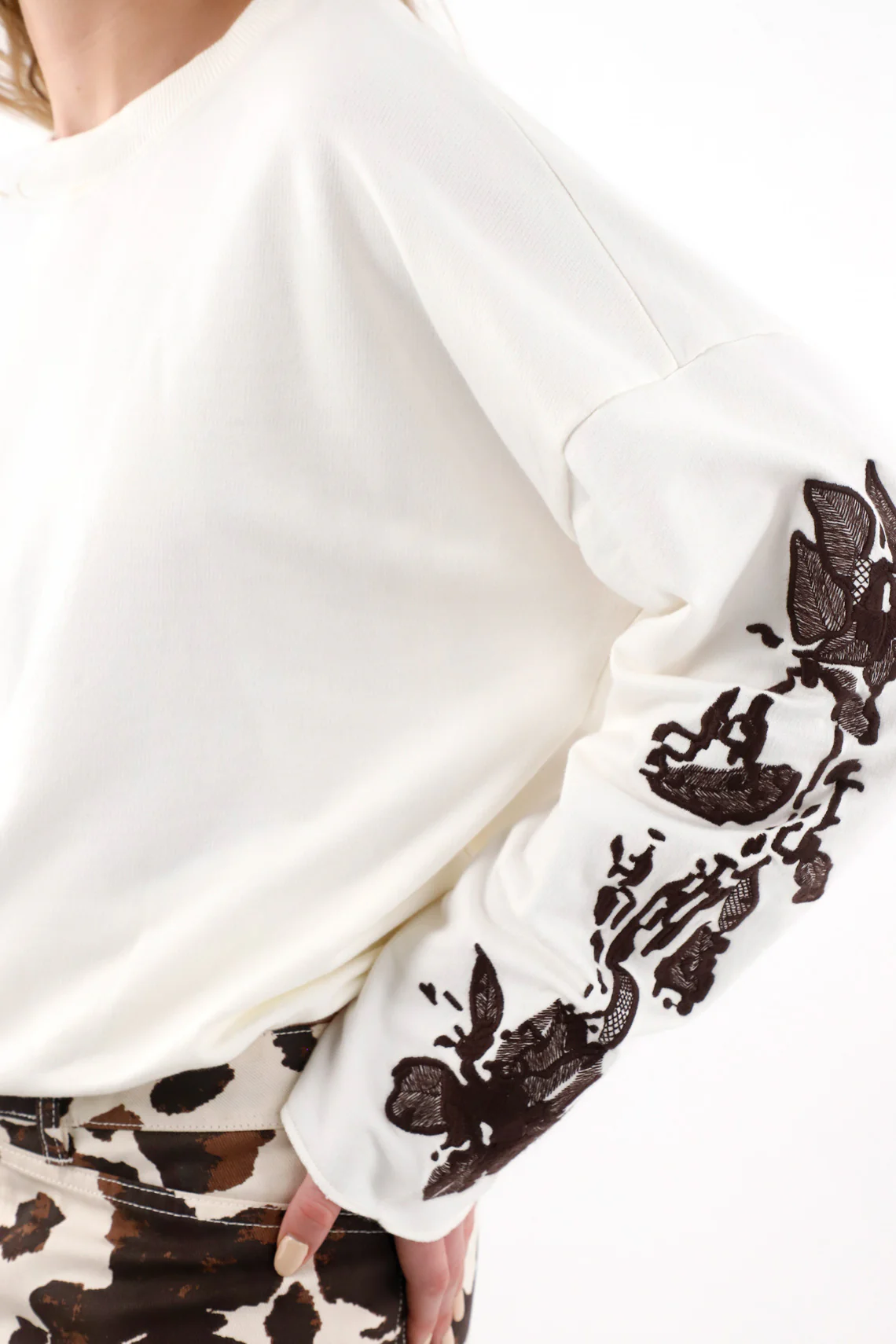 Stylish Women's Embroidered Wide-Sleeve Sweatshirt - Image 2