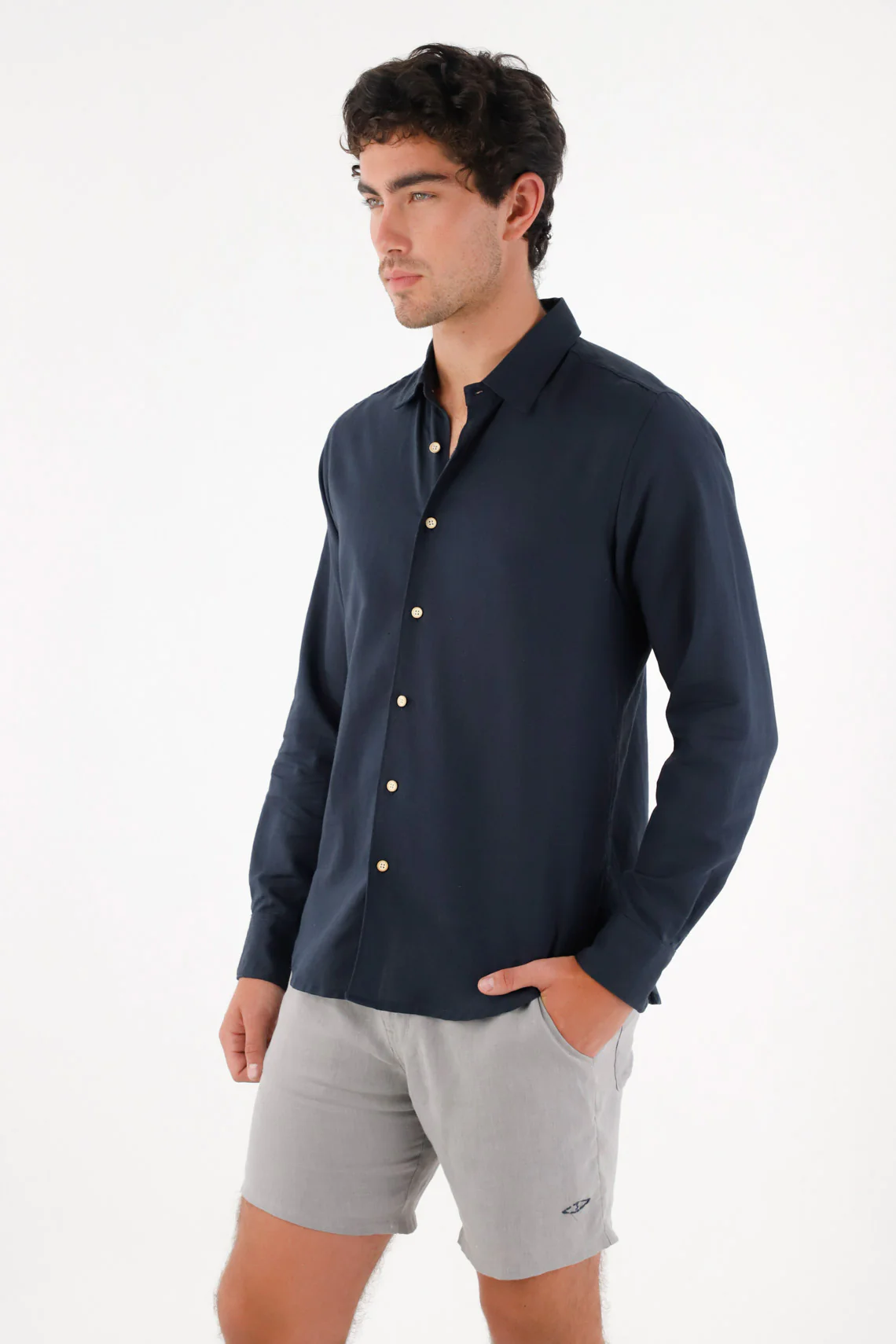 Camisa clásica en lino azul para hombre