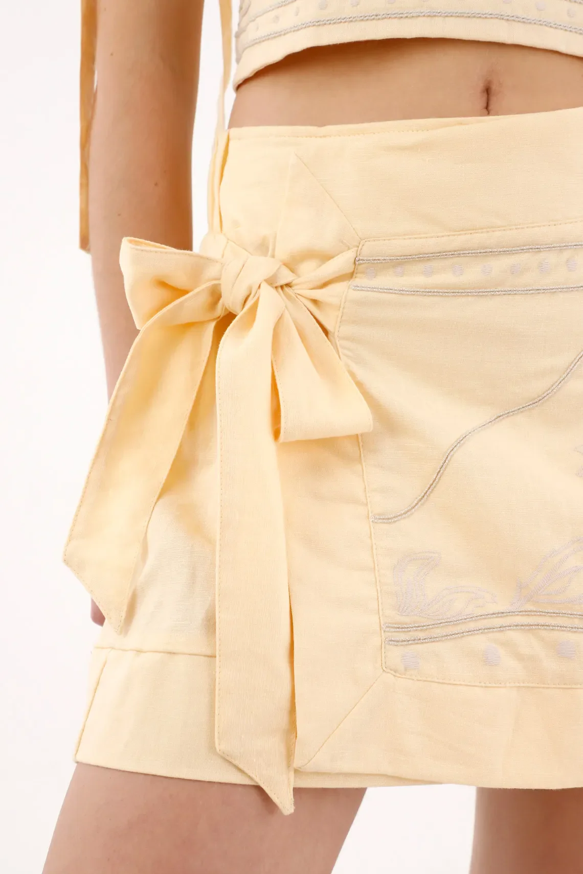 Falda corta con detalles bordados amarilla para mujer - Image 3