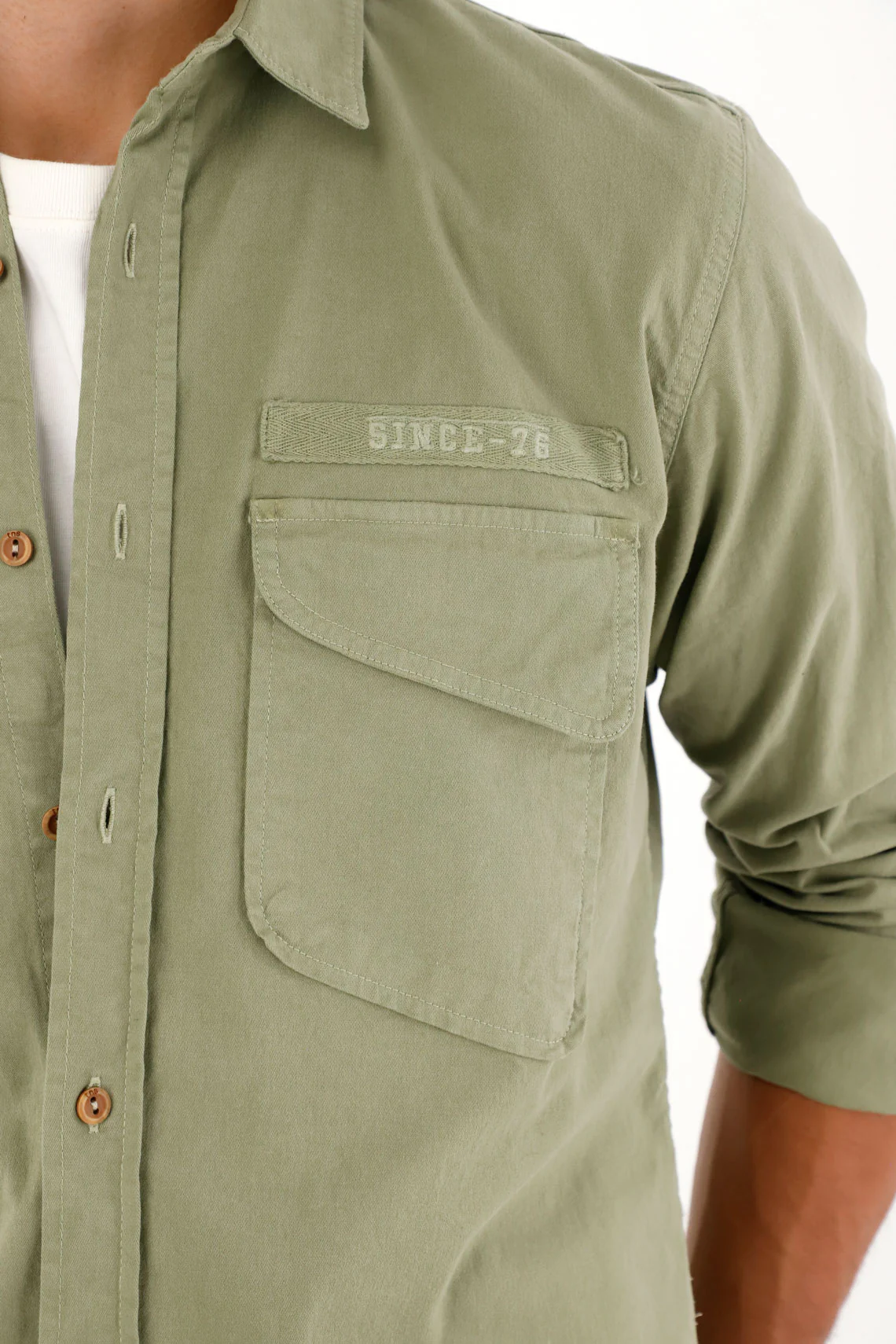 Shirt with flap pockets and overdye for men - Image 3