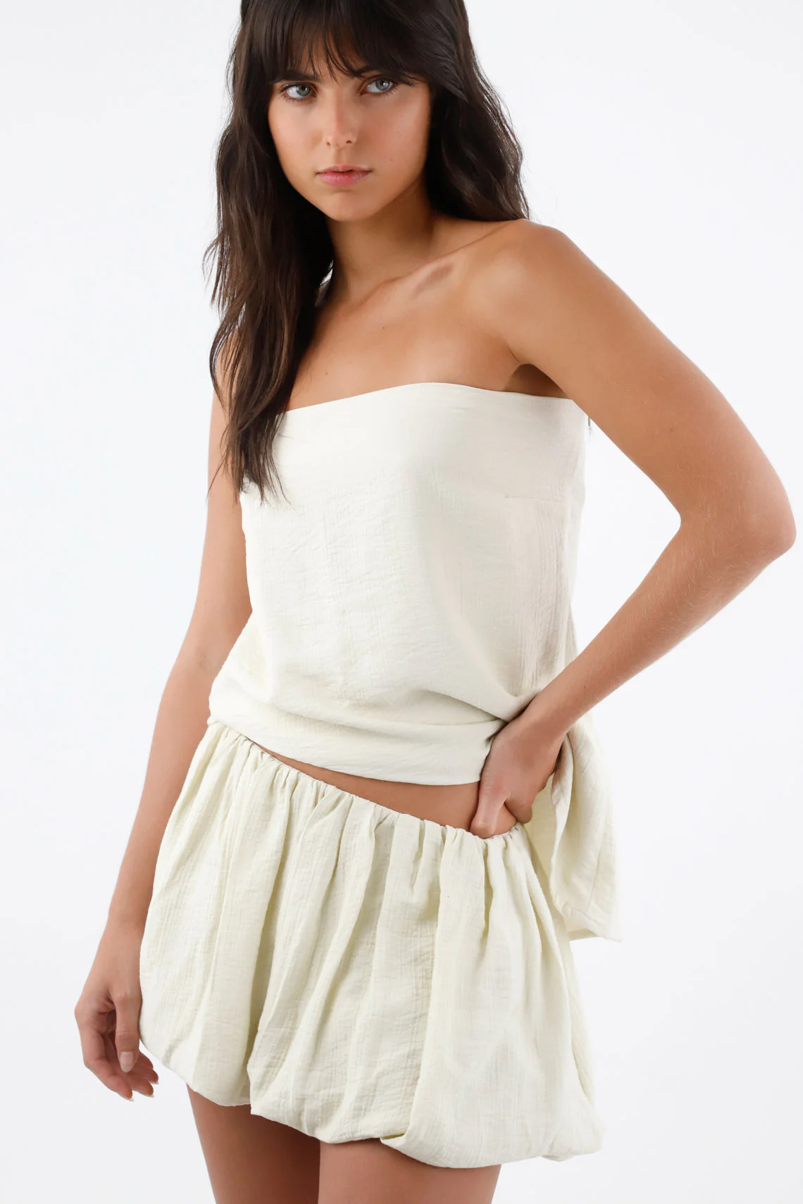 Short skirt for women in light cream fabric, balloon silhouette with gathered waist - Image 4